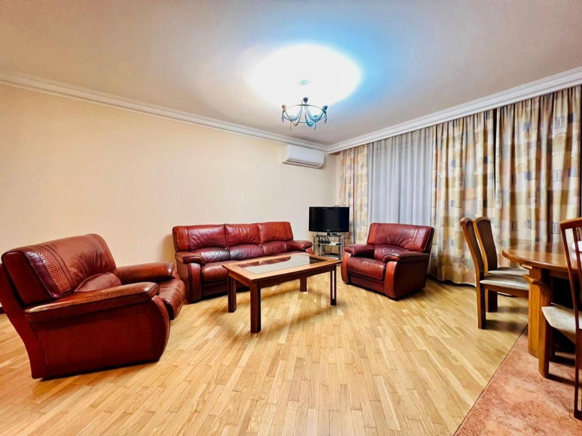 Family Spacious 3 Bedroom Apartment In The Middle Of City Center, Next To North Avenue Jerevan Exteriér fotografie